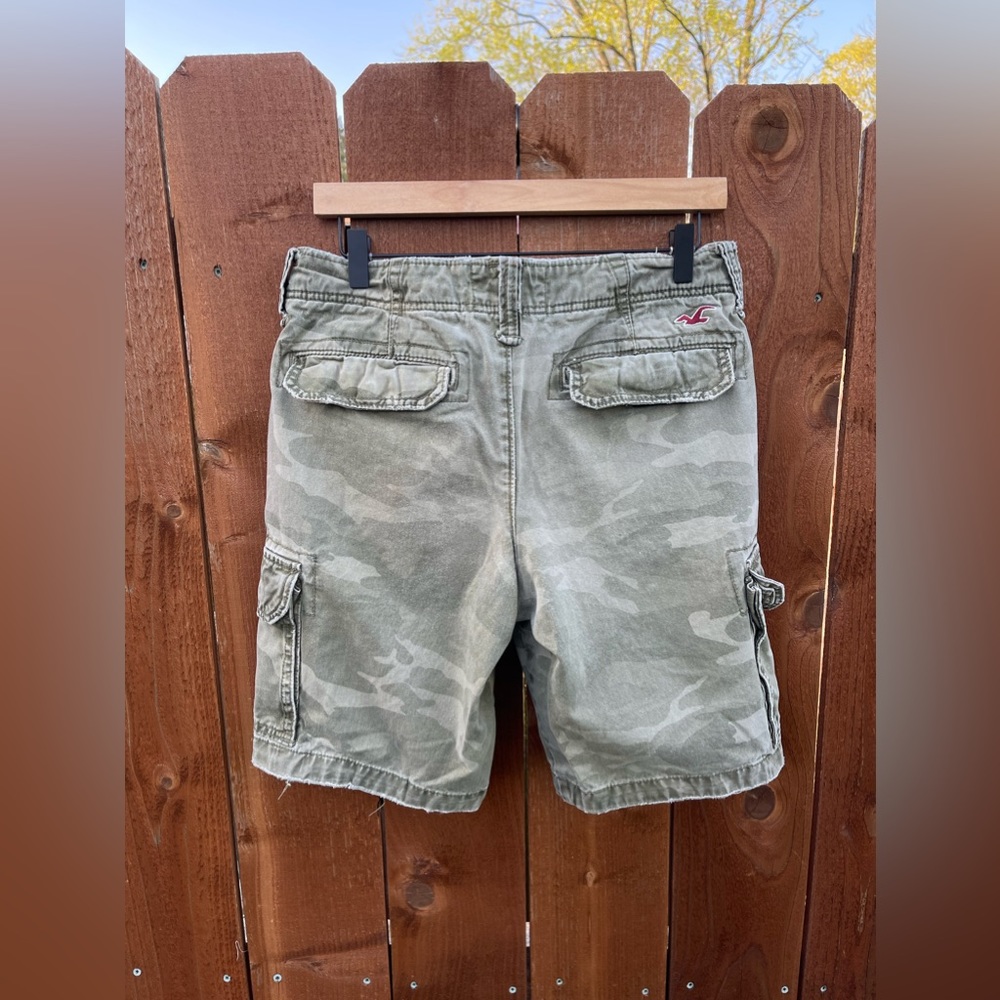Hollister Camo Cargo Shorts - Picture 3 of 3
